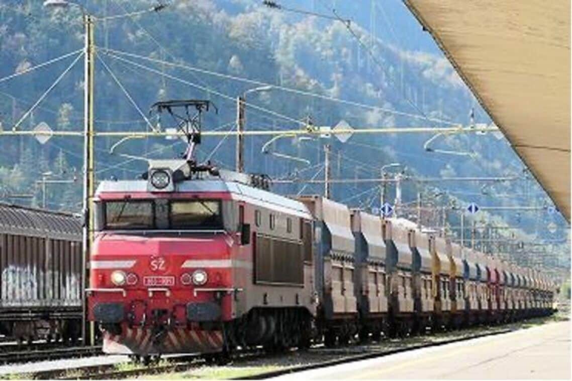 貨物列車が多く通過、フランスタイプのゲンコツ形機関車