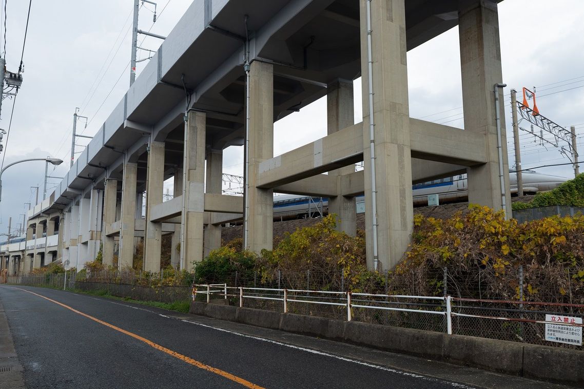 上部が九州新幹線の高架で、博多南線（博多総合車両所）