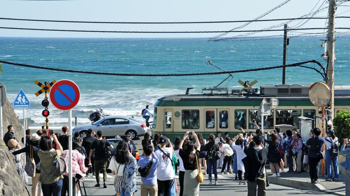 大混雑の 江ノ電 は社会実験で快適になるか 観光客が多すぎ 乗れない地元住民から不満 データmix ミックス 福岡の経済 ビジネス情報