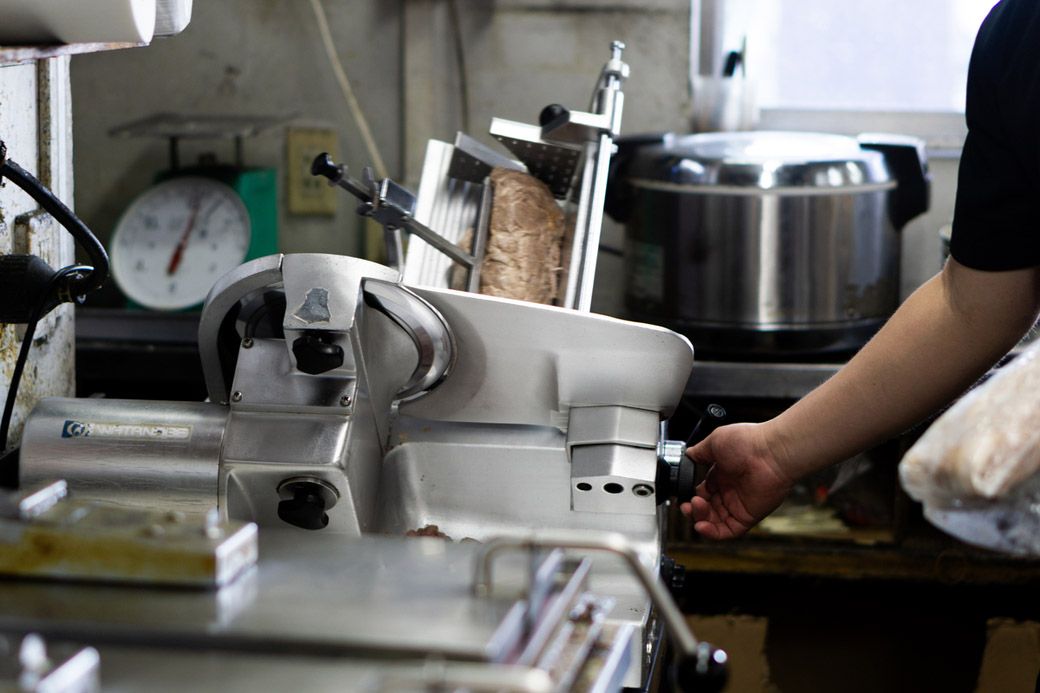 チャーシューをカットする様子