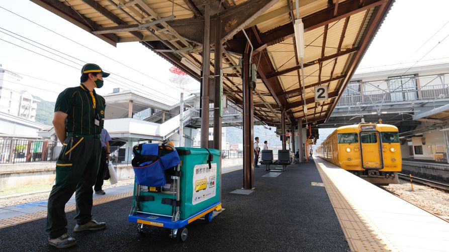 JR西日本伯備線備中高梁駅から青果を運ぶ。各農家からの集荷と積み込みはヤマト運輸が受け持つ（筆者撮影）