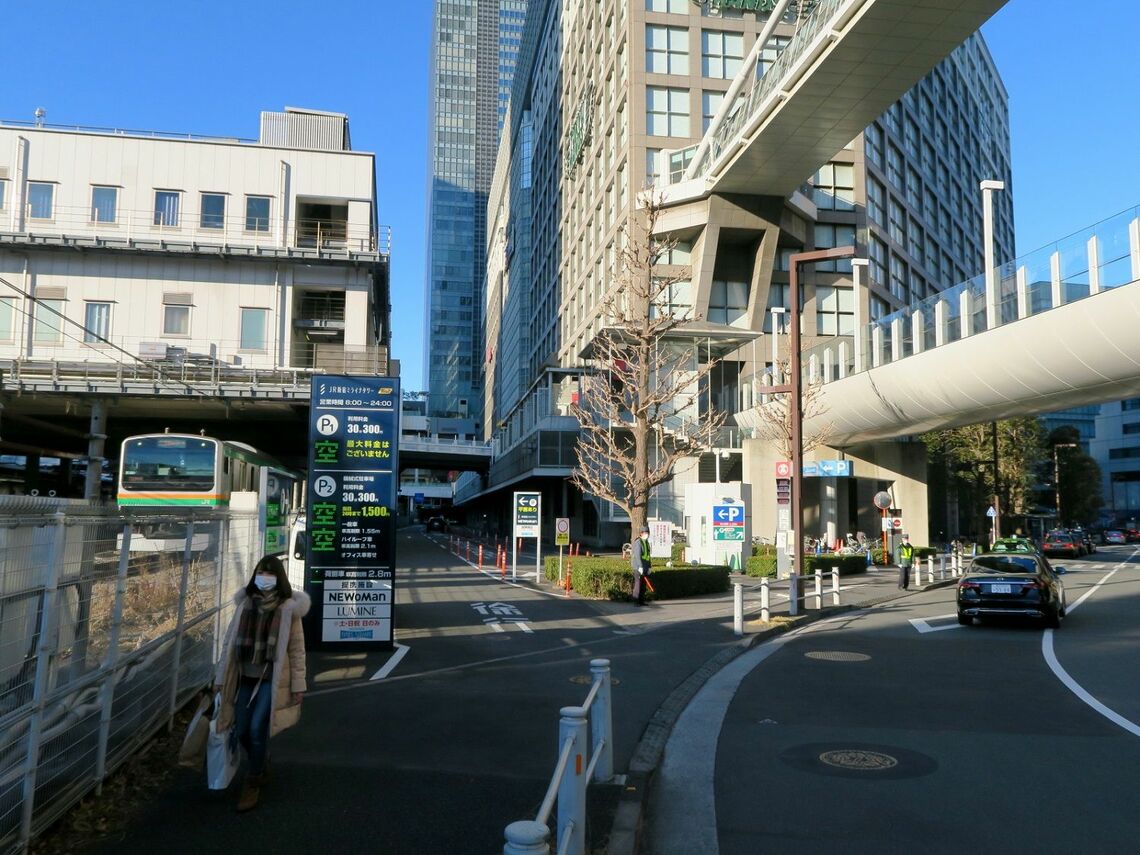 新宿の貨物駅跡地には現在、タイムズスクエアが建つ（筆者撮影）