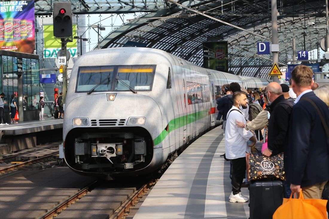 数少ないICEも長距離移動客で混み合っていた（筆者撮影）