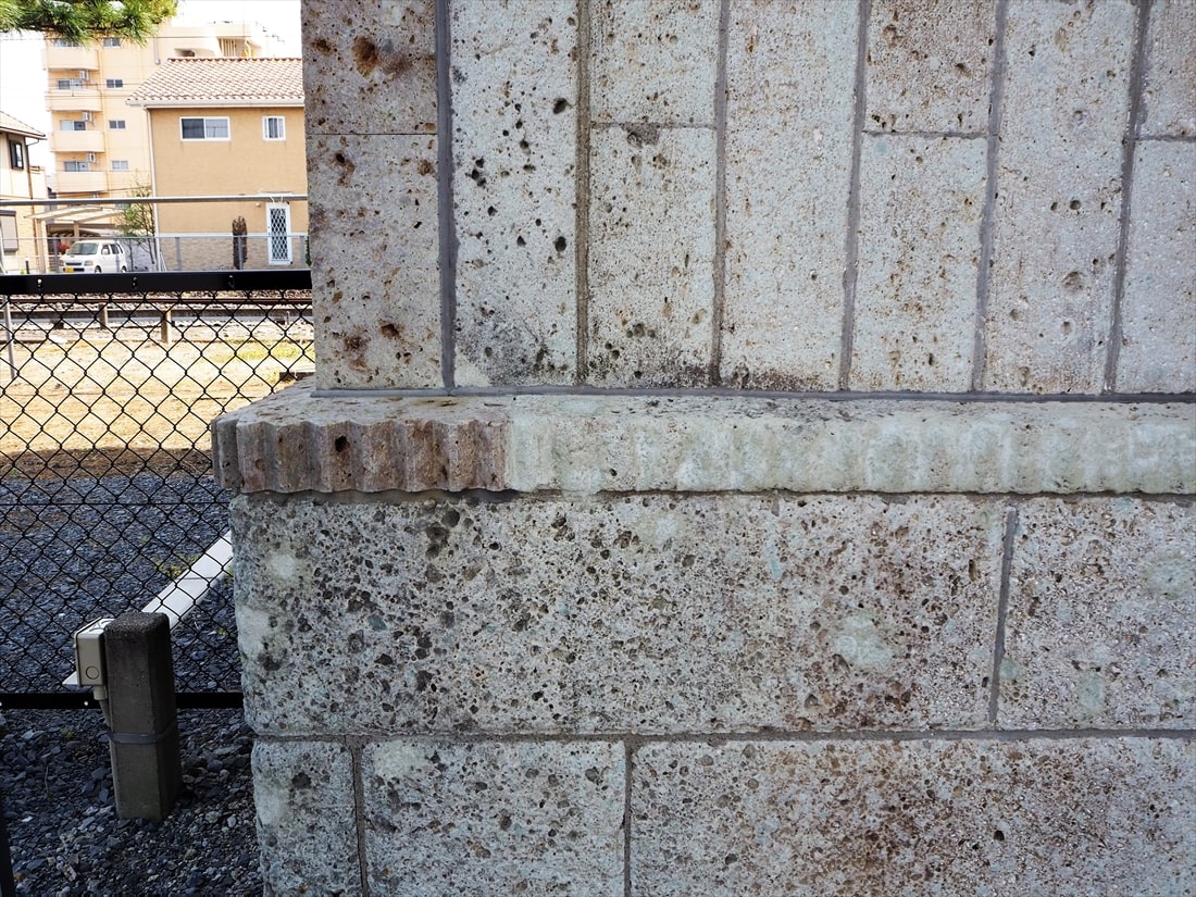 南宇都宮駅の大谷石の壁。やや色が違う角の部分はリニューアルの際に補修している（記者撮影）