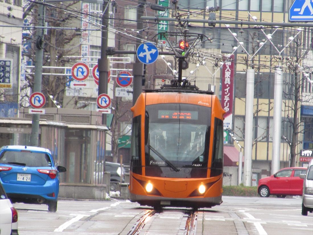 福井駅への通称「ヒゲ線」を走る「フクラム」（撮影：南正時）