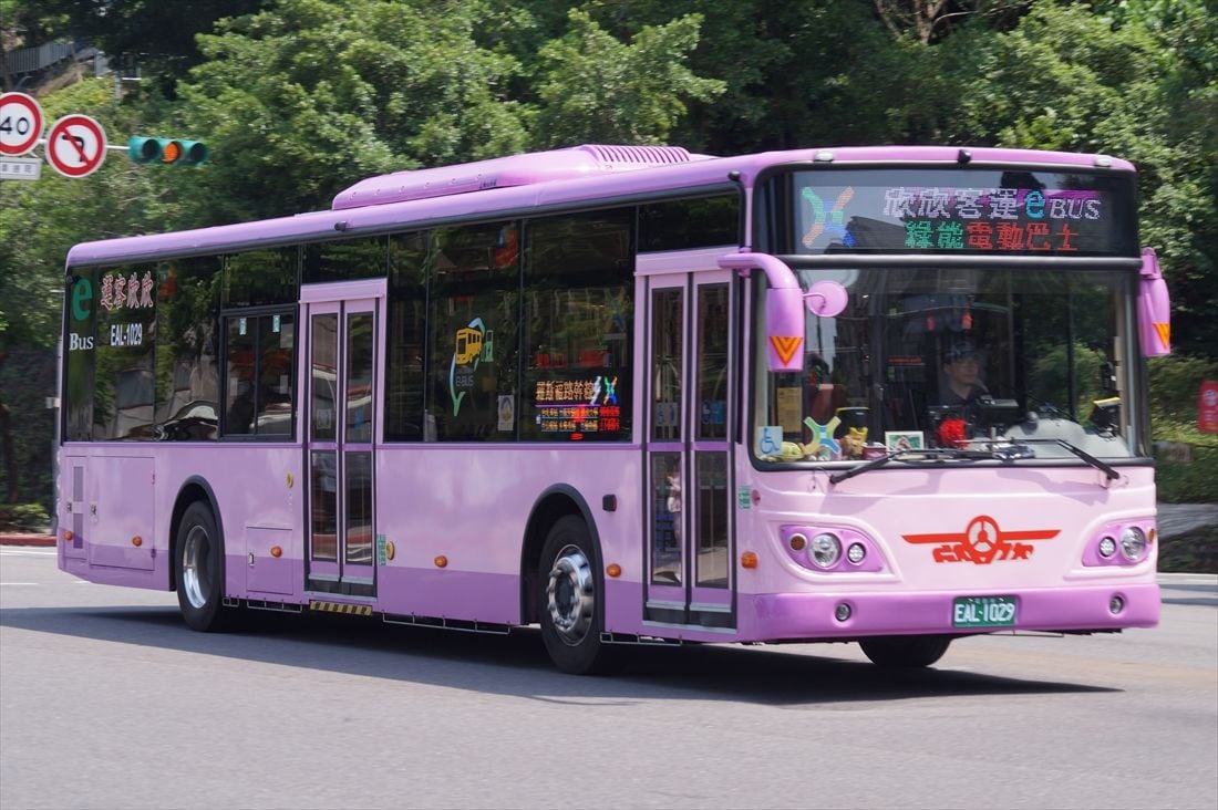 台北市街地を走る台湾の成運汽車製EVバス（筆者撮影）