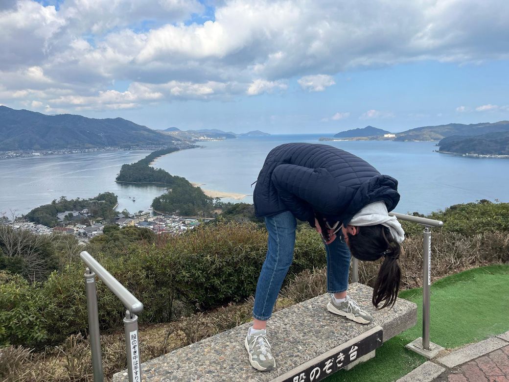 足の間から眺めるエミリーさん