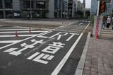 宇都宮東口停留場から鬼怒通りに入る部分には道路の路面に「LRT注意」の白文字（筆者撮影）