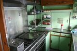 食堂車の厨房スペース（撮影：橋爪智之）
