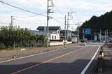 ライトライン開業から2年後の道路（2025年8月18日7時6分）。信号待ちの長い列が消滅した（筆者撮影）