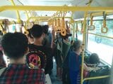 混雑する市バスの車内（筆者撮影）