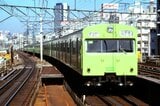 1970年代、恵比寿駅に入ってくる103系電車。路線名の表示は「YAMANOTE LINE」になっている（筆者撮影）