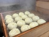 たとえ催事でも店舗で包み、蒸した豚まんを提供する（筆者撮影）