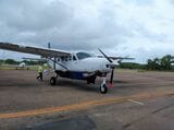 ホーン島からマシッグ島へ飛ぶ乗員含めて11人乗りの小型チャーター機（写真：筆者撮影）