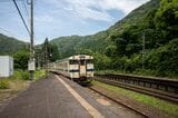 ちょうど列車がやってきた（筆者撮影）