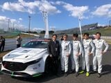 スーパー耐久最終戦で、出場ドライバーと記念撮影に応じる、マツダの丸本明社長（左・筆者撮影）