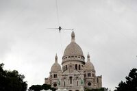 命綱なし！パリで｢地上35メートル｣の綱渡り 数百人が見守る中で