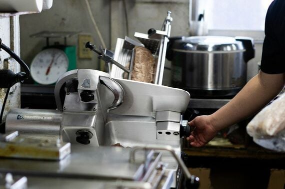 チャーシューをカットする様子