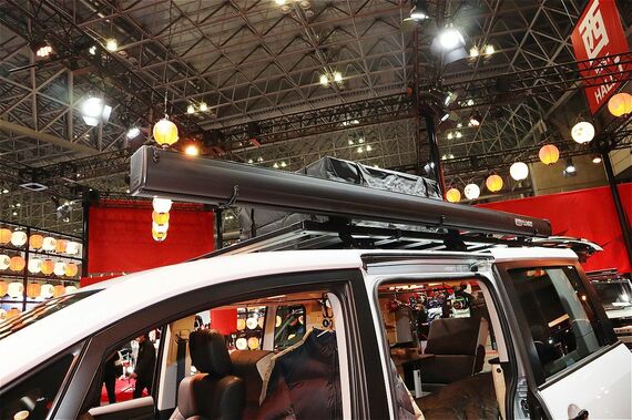 展示車両には、ルーフラックやオーニングなども装備されていた