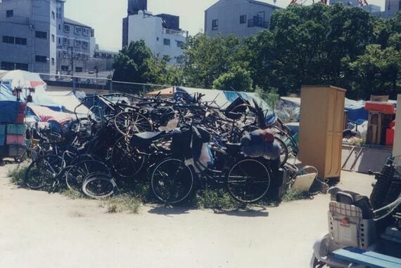 積まれた自転車