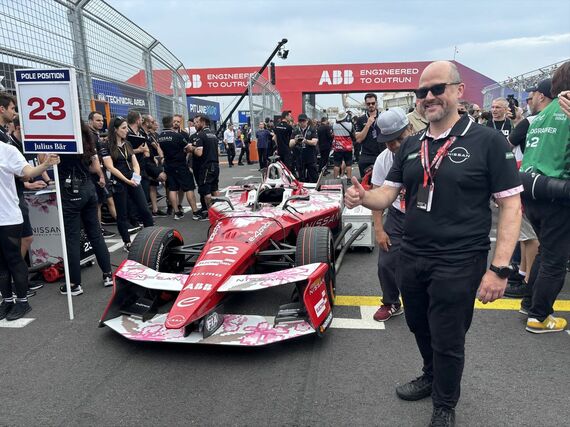 日曜決勝スタートの直前。日産ファクトリーチームマシンとイヴァン・エスピノーサCEO(筆者撮影)