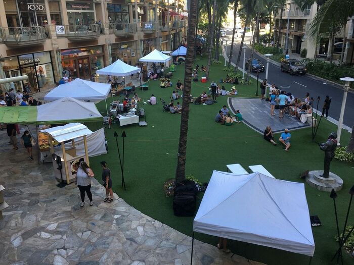 ショップやレストランの前でくつろぐ人々