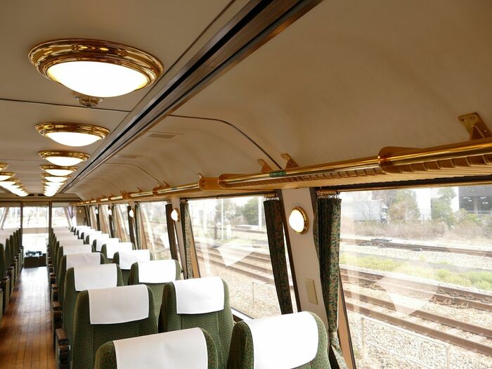 荷棚や照明は金色で装飾されている