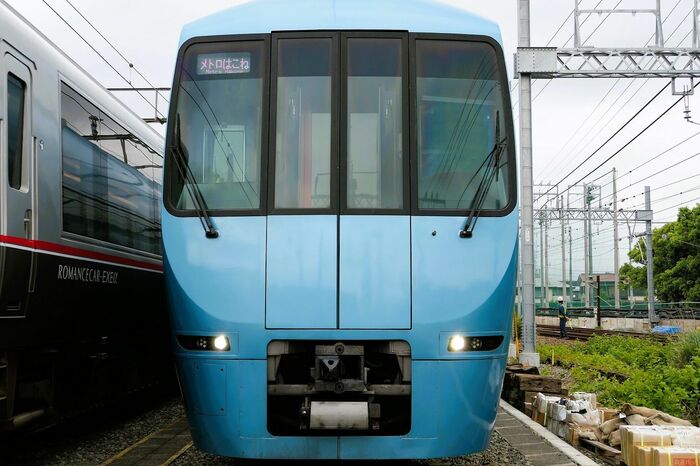 貫通扉は両側に開く