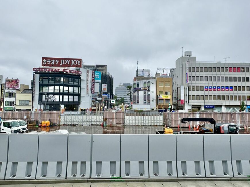 現在、駅のホームから見えたのは工事中の駅前だった（写真：筆者撮影）