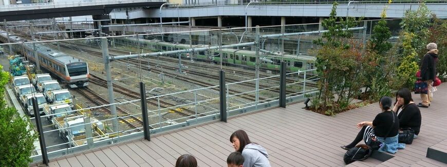 2階のデッキからは真下を走るJR各線の電車も見える