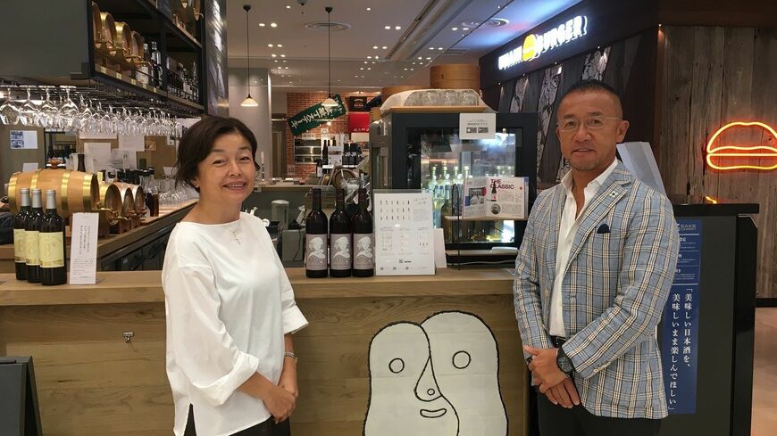 千葉に本店を置く酒販店いまでやが新たに仕掛ける、アプリ連動型の角打ち型店舗「いまでや 清澄白河」。写真は錦糸町の角打ち型店舗「IMADEYA SUMIDA」にて、いまでや代表取締役社長の小倉秀一氏（右）と専務取締役の小倉あづさ氏（筆者撮影）