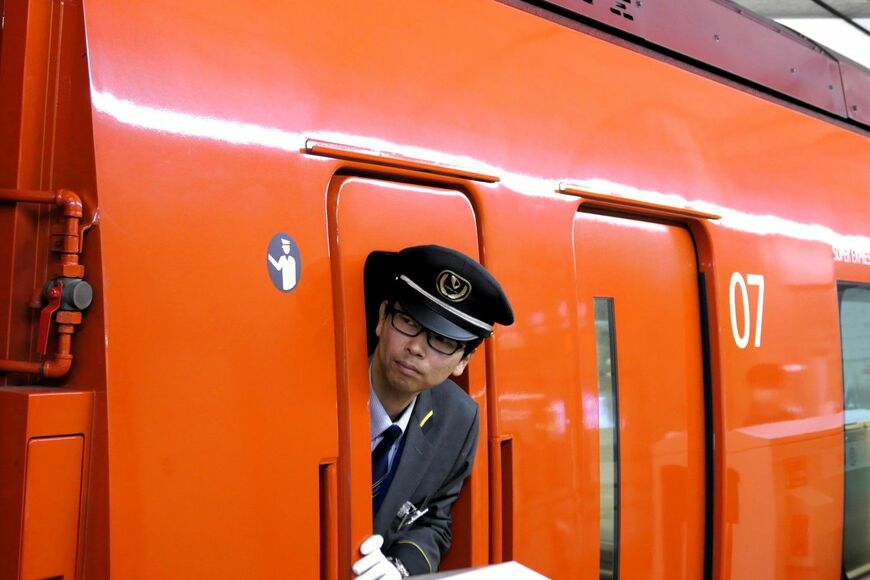 ロマンスカーの車掌