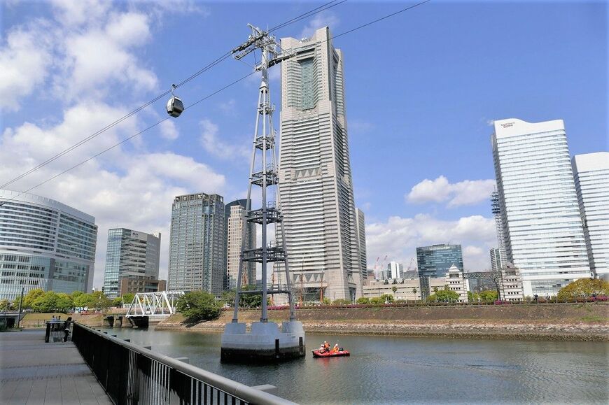 ゴムボートが現場に到着（記者撮影）