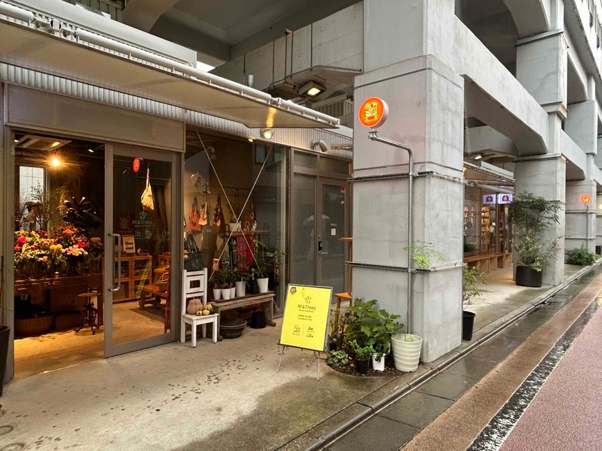 高架下には今も新しい店が増えている（写真：編集部撮影）