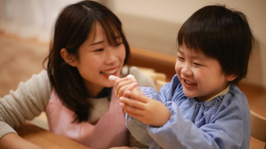 公費から出ている保育士の人件費詳細について、注目を浴びている。今年度から通知が改定され、私立の認可保育園の保育士の人件費額が、地域ごとにわかるようになったが……（写真：yamasan／iStock）