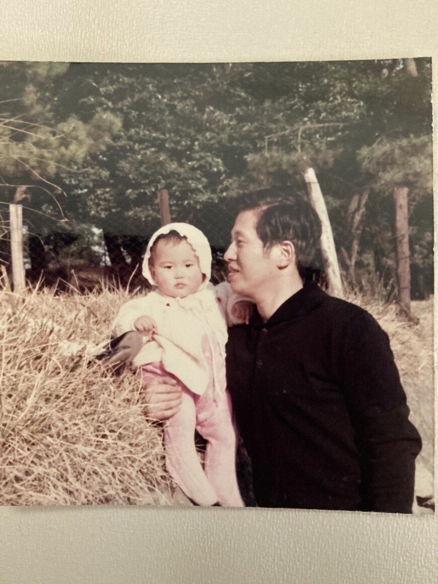 1歳の智子さんと父親（写真提供：嶋田さん）