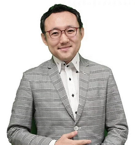 中川功一（なかがわ・こういち）／1982年生まれ。2004年東京大学経済学部卒業。2008年同大学大学院経済学研究科博士課程修了。経済学博士（東京大学）。大阪大学大学院経済学研究科准教授などを経て独立。現在、株式会社やさしいビジネスラボ代表取締役、オンライン経営スクール「やさしいビジネススクール」学長。専門は経営戦略、イノベーション・マネジメント。「アカデミーの力を社会に」を使命とし、多方面にわたって経営知識の研究・普及に尽力している。YouTubeチャンネル「中川先生のやさしいビジネス研究」では、経営学の基本講義とともに、最新の時事解説のコンテンツを配信している（写真：中川功一）