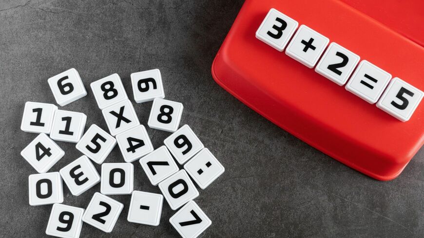 現代は、AIなどがビジネスの重要なテーマとなり、数学的な素養が求められるように（写真：Ana Belen／PIXTA）この記事の画像を見る(◯枚)