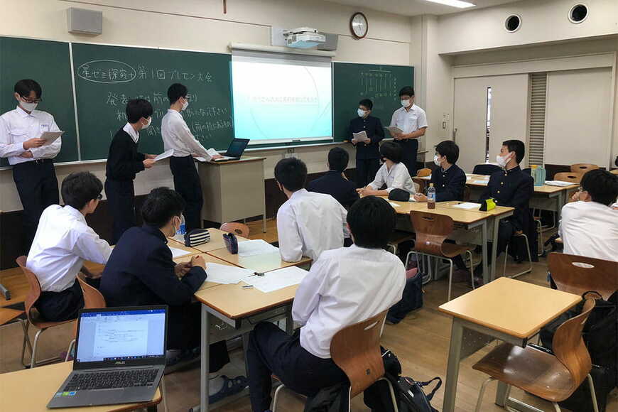 4月に行われた第1回発表会。各グループがまとめたアイデアをお互いに発表し、質疑を行うことで理解を深めた
