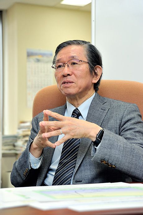 森田朗（もりた あきら)／国立社会保障・人口問題研究所所長。1951年兵庫県生まれ。東京大学法学部卒業後、千葉大学法経学部教授、東京大学大学院法学政治学研究科教授、同公共政策大学院院長、厚生労働省中央社会保険医療協議会会長などを歴任。2014年4月より現職。人口問題、行政学、医療・社会保障、政策地方自治などについて積極的な提言を行なっている。著書に『会議の政治学I～III』（慈学社出版）など(撮影：梅谷 秀司)
