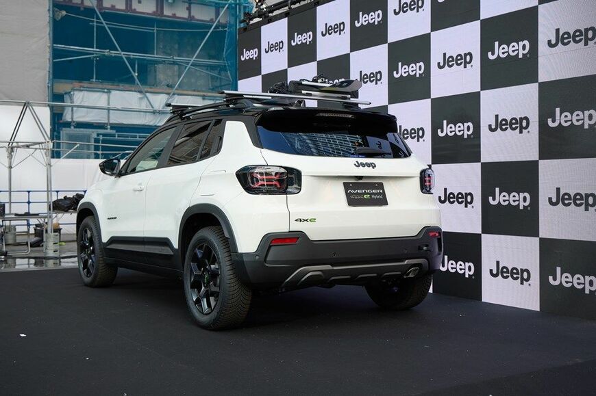 ジープの新型SUV「アベンジャー4xeハイブリッド」とプレス発表会の様子（写真：Stellantisジャパン）