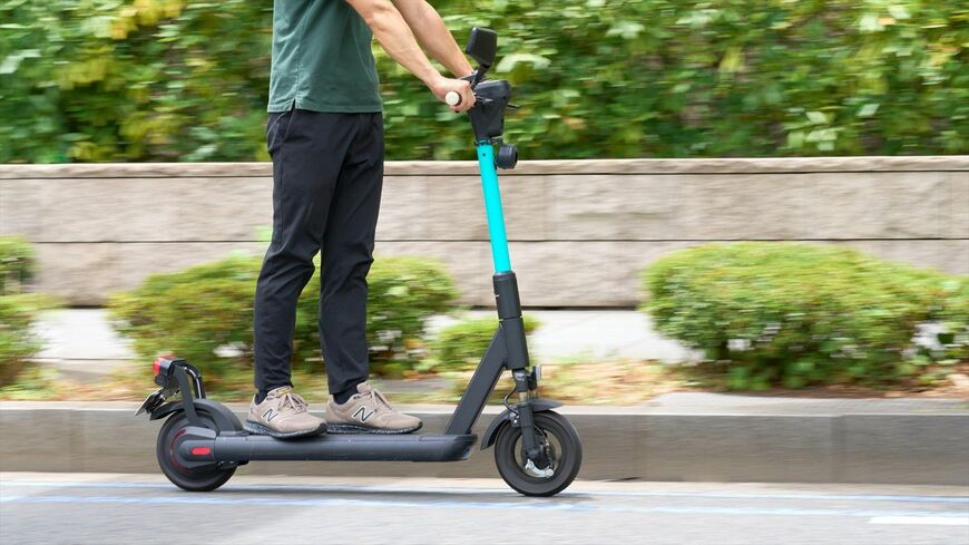 2023年7月1日の道路交通法の一部改正により特定小型原動機付自転車（特定原付）という車両区分が生まれる（写真：yosan / PIXTA）