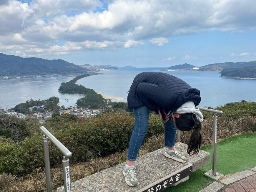 足の間から眺めるエミリーさん