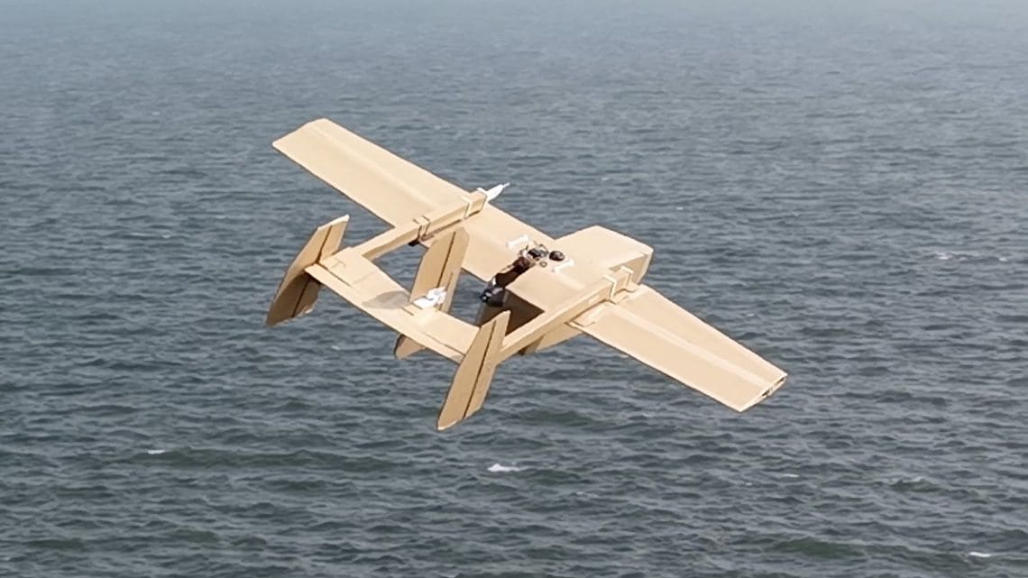 飛行する段ボール製ドローン
