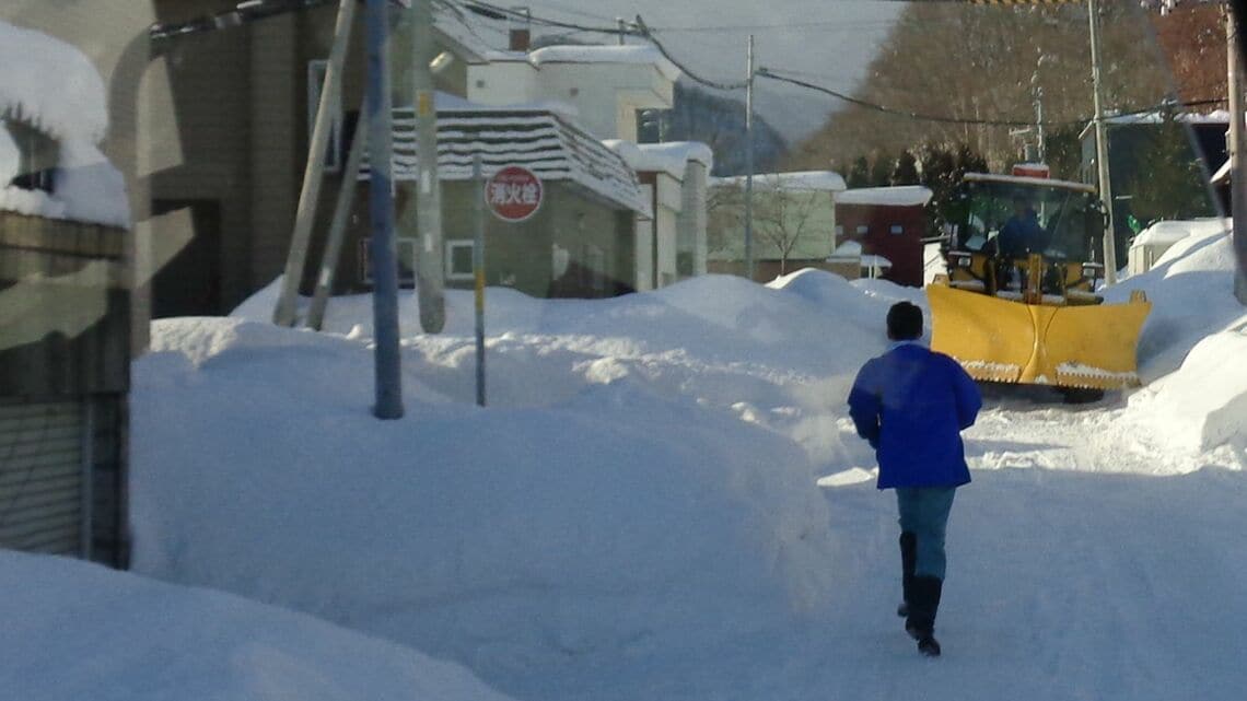 雪の上を走っていく大石さん