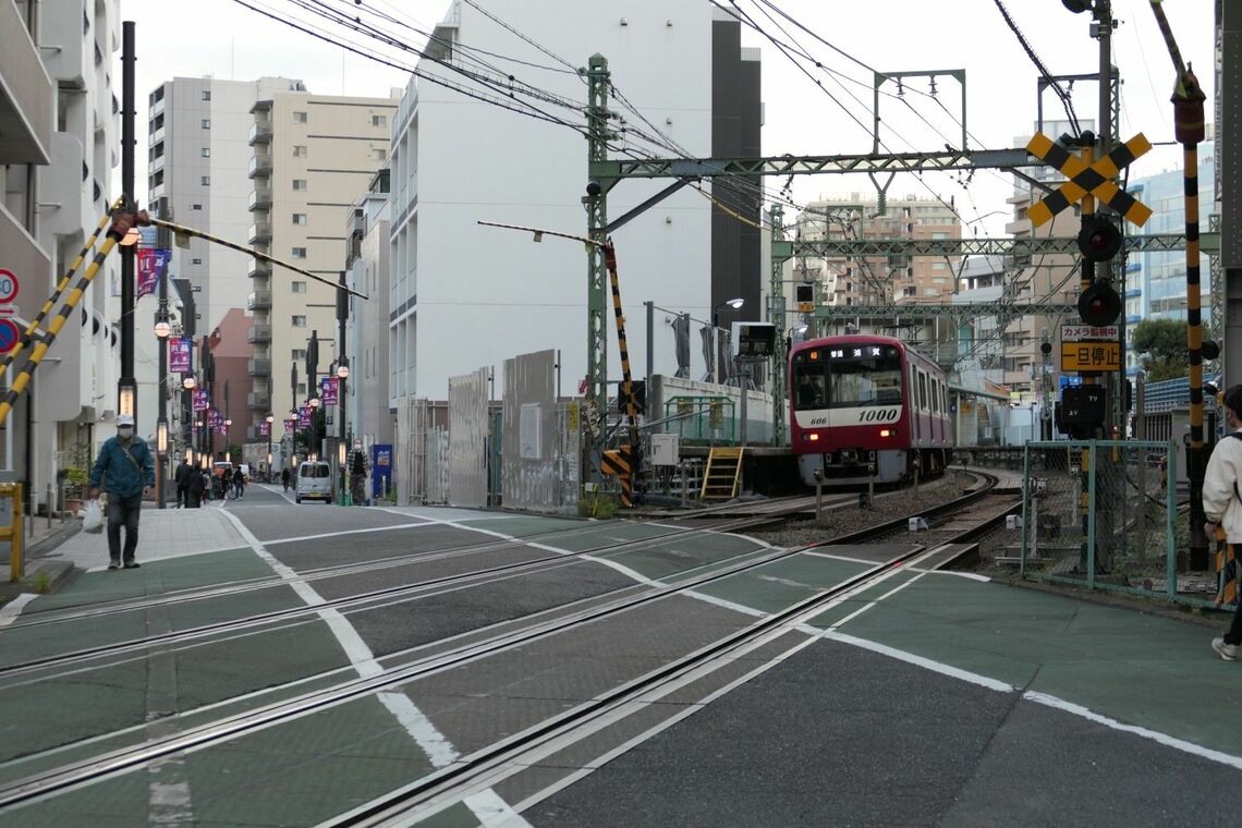 踏切と北品川駅