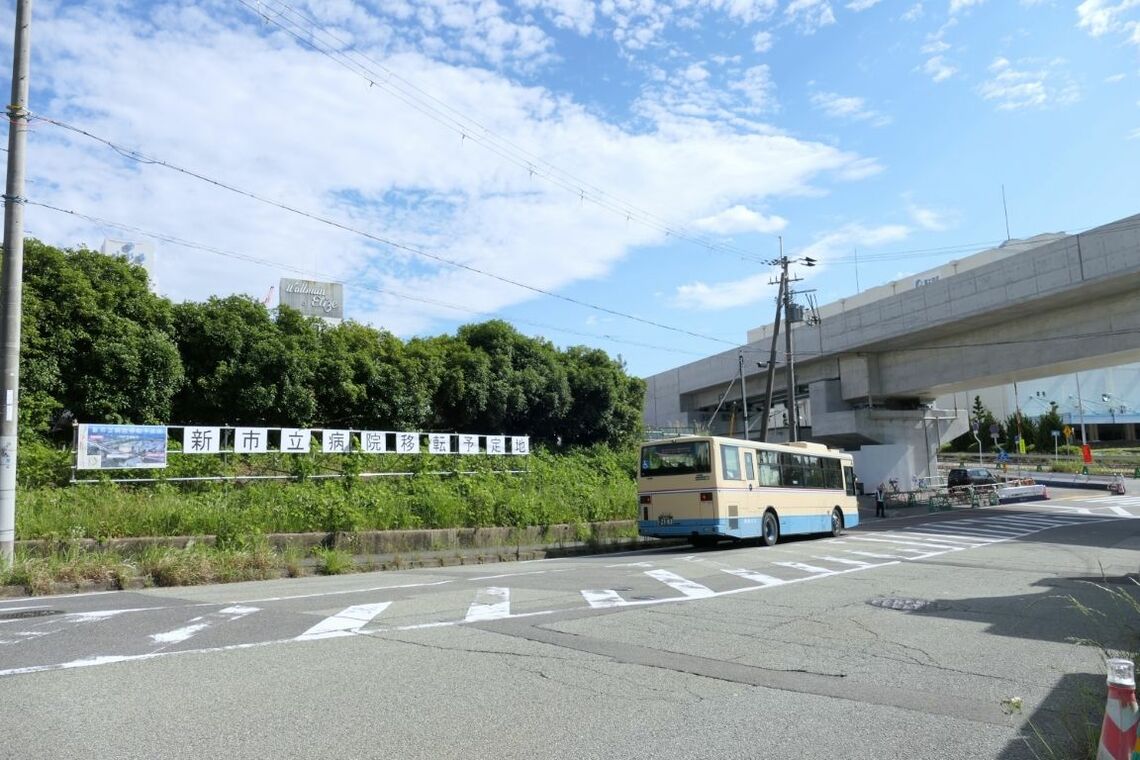 坂の下から見た病院の建設予定地（記者撮影）