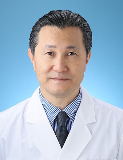 加藤 善一郎（かとう・ぜんいちろう）岐阜大学大学院医学系研究科小児科学教授、日本小児科学会および日本小児神経学会の専門医・指導医臨床医としての経験と研究活動を生かし、発達障害・不登校の臨床と地域連携を進めている。2021年に不登校特例校の岐阜市立草潤中学校「こころの校医」就任、教育医療連携ネットワークも立ち上げた。ODへの理解を広げるため『マンガ 脱・「不登校」』（学びリンク）をシリーズ化、22年9月21日に3冊目を刊行予定（写真：本人提供）