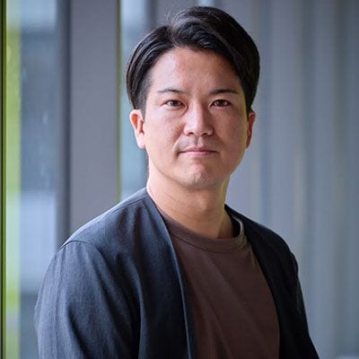 大野大輔（おおの・だいすけ）組織開発コンサルタント、研修デザイナー1991年生まれ。東京の公立小学校に10年間勤務。2023年度より先生の幸せ研究所に転職。全国の学校、園で改革の研修を中心とした伴走型支援に尽力。企業の教育アドバイザーや組織開発コンサルタントも兼務。鎌倉市学習者中心の学び推進参与。立命館宇治中学校・高等学校DXハイスクール運営指導委員。東京都板橋区立板橋第十小学校CS委員。メンタルヘルス不調の予防を目指すBANSO-COによる人材開発研修のスーパーバイザー。教育雑誌・新聞へ多数寄稿。Podcast「ほぼ教育最前線 あなたにかわって、私が聞きます。」パーソナリティ。「今日が楽しく、明日が待たれる学校」であふれる社会をつくるために活動中。著書に『研修リデザイン』（教育開発研究所）がある