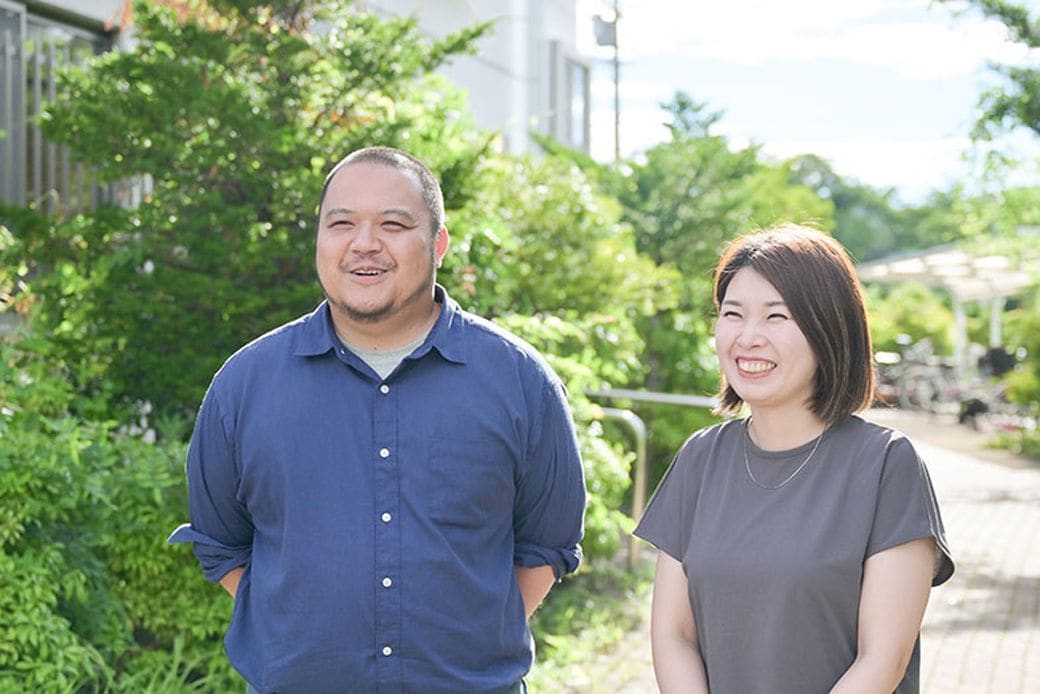 団地内にどんな人が住んでいるかわかっているから、子どもの足音や夜泣きもお互い様でいられる、と牧原さん夫妻（写真撮影／五味貴志）